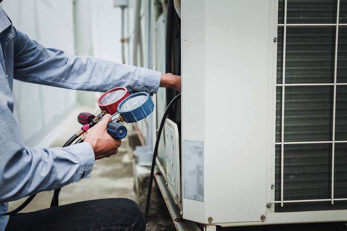 Mechanic air conditioner technician